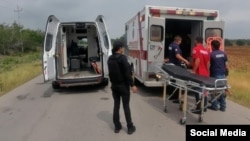 Rescatistas trasladan a los náufragos cubanos al hospital, tras brindarles los primeros auxilios, en San Fernando, Tamaulipas.
