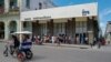 Personas hacen fila en una sucursal del Banco Metropolitano.