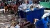 Cubanos escarban en basureros en La Habana. Foto: captura de pantalla de video de Silverio Portal, publicado en Facebook.