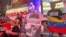 Con carteles exigiendo el cierre de la cárcel El Helicoide, venezolanos se manifestaron durante la exhibición del un proyecto de realidad virtual en Nueva York, el martes 19 de septiembre de 2023.