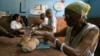 Una anciana compra pan por la libreta de racionamiento en una bodega en La Habana. (REUTERS/Jorge Silva/Archivo)
