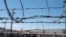 Inmigrantes hacen cola en la frontera de EEUU con México creca de El Paso, Texas, el 9 de mayo de 2023 antes que el gobierno estadounidense ponga fin al Título 42