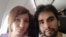 El matrimonio cubano-ruso de los jóvenes Carlos Jiménez y Daria Jiménez en el avión rumbo a Trinidad y Tobago.