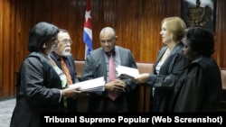 En Cuba, el Partido Comunista tiene la capacidad de nombrar y revocar a los miembros y funcionarios del Tribunal Supremo Popular y otros relacionados con la aplicación de la ley.