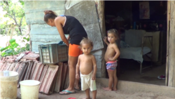 Madres cubanas lamentan la falta de gestion estatal mientras otras reciben ayuda de activistas y sector privado.   Madres cubanas lamentan la falta de gestion estatal mientras otras reciben ayuda de activistas y sector privado.