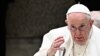 El Papa Francisco bendice a la audiencia en el Vaticano el 22 de febrero de 2023.