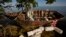 Un bote de madera en el que viajaban cubanos, abandonado en el manglar de Harry Harris Park, en Tavernier, Florida. (AP/Rebecca Blackwell, File)