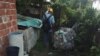 Un trabajador de la Unidad de Higiene y Epidemiología inspecciona el patio de una vivienda en Guantánamo. (Foto: Facebook)