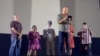 El cineasta cubano Ernesto Daranas se dirige al público antes de la proyección de su documental Landrián, en el 44 Festival Internacional del Nuevo Cine Latinoamericano, en La Habana. (@CubaODC)