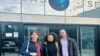 Carolina Barrero, Yanelis Núñez y Edel González Jiménez frente al edificio del Servicio Europeo de Acción Exterior