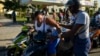 Las motorinas se volvieron muy populares en Cuba como una solución a la crisis del transporte. (YAMIL LAGE / AFP)