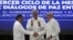 Miguel Díaz-Canel (centro), el presidente de Colombia Gustavo Petro (izq.) y el comandante del ELN Antonio García, durante la firma del cese el fuego, en La Habana, el 9 de junio. (AP/Ramon Espinosa)