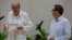 Álvaro Leyva, Canciller de Colombia, junto a su homólogo cubano Bruno Rodríguez Parilla, en La Habana, el 12 de agosto de 2022.