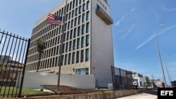 Trabajadores realizan labores de limpieza fuera de la embajada de Estados Unidos en La Habana.