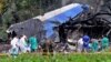 Policías y militares trabajan entre los restos del avión Boeing-737 que se estrelló en La Habana. (Archivo)