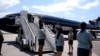 Cubanos deportados de México arriban a la isla en un avión de la policía federal mexicana. (Captura de video/TV Cubana)