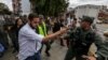 El diputado Juan Requesens (i) dirige una protesta en la sede del Tribunal Supremo de Justicia (TSJ) el 30 de marzo de 2017, en Caracas.