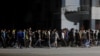 Agentes de civil con palos avanzan hacia los manifestantes de una protesta pacífica en La Habana, durante un apagón, el 30 de septiembre de 2022.