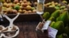 Un vendedor ambulante sostiene un mazo de pesos en una calle de La Habana. (REUTERS/Alexandre Meneghini/Archivo)