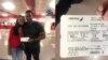 Los activistas María Elena Mir Marrero y Osvaldo Navarro, el 6 de octubre de 2022 en el Aeropuerto Internacional José Martí, en La Habana.