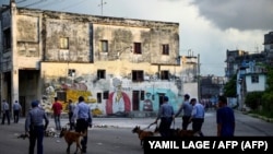 Policías con perros recorren las calles de La Habana el 11 de julio, día en que estallaron las protestas antigubernamentales en varias localidades de Cuba.