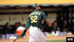 El bateador de Atléticos Yoenis Cespedes observa después de batear. Archivo.