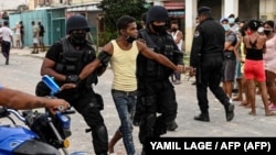 Un joven detenido en La Güinera, en el municipio de Arroyo Naranjo, La Habana, el 12 de julio de 2021.