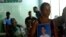 Maidi Charchabal sostiene la foto de su hijo Daniel Terrero, de 22 años, uno de los fallecidos en el accidente de avión ocurrido en La Habana, a la espera de la identificacion de los restos en medicina legal. (Foto: Enrique de la Osa)