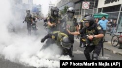 Policía de Lima, Perú utiliza gases para detener a manifestantes que protestan contra la presidenta Boluarte el 18 de enero de 2023