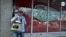 Francisco Casaña, cubano elaborador y vendedor de maní tostado que por más de dos décadas, ofrece su producto en el barrio de La Pequeña Habana, en Miami, EEUU. Foto: Luis Felipe Rojas, VOA