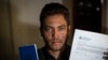 Marcos Marzo muestra su pasaporte y el permiso para viajar a EEUU, fue uno de los primeros beneficiados con la medida migratoria anunciada por la Administración Biden. (AP Photo/Ramon Espinosa)