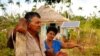 Campesinos de Cunagua en el municio Bolivia, de Ciego de Avila, recibieron un panel solar para su bohío