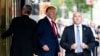 Expresidente Donald Trump rodeado de guardaespaldas frente a la Trump Tower, NY.
