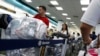 Cubanos cargados de equipaje hacen fila en el Aeropuerto Internacional de Miami para viajar a la isla. (REUTERS/Carlos Barria/Archivo)