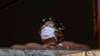 Una residente de La Habana se protege del coronavirus el 15 de abril del 2020.