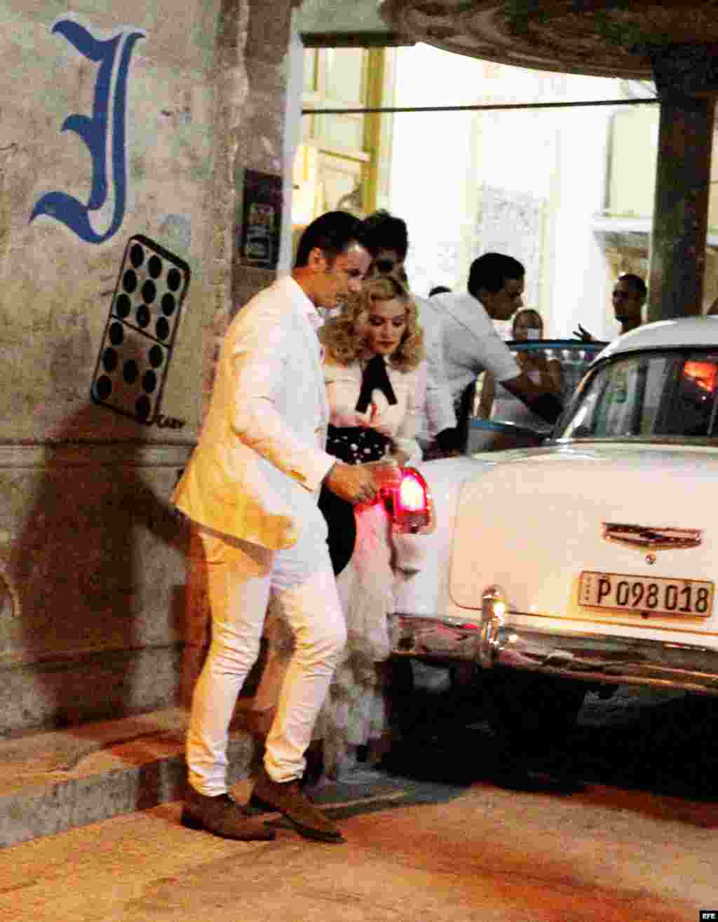 La cantante y compositora Madonna (2-i) llega hoy, martes 16 de agosto del 2016, al restaurante "La Guarida" en La Habana (Cuba). Madonna, que hoy cumple 58 años, celebró el día con un paseo por las pintorescas calles del lugar, que también recorrió a bo