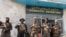Fuerzas Talibán hacen guardia frente al Aeropuerto Internacional Hamid Karzai, en Kabul, un día despúes del retiro de tropas de EE.UU.