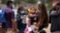 Una familia de migrantes arriba a Eagle Pass, Texas, en la frontera sur de EEUU, el 22 de mayo de 2022. (Allison dinner / AFP)