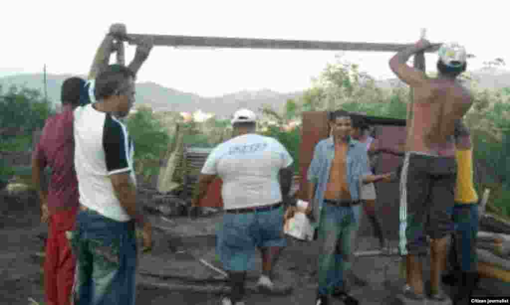 Ayudan a familias víctimas de demolición de casas Santiago de Cuba Foto cortesía Marcos Díaz y Ermis Carbonel  para Reporta Cuba