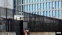 Vista de la embajada de los Estados Unidos en La Habana.