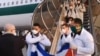 El grupo de médicos cubanos a su llegada a Italia (Foto tomada de un video en Twitter).