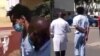Luis Manuel Otero Alcántara caminando por las calles interiores del hospital Calixto García junto al médico que lo atiende, según muestra un segundo video publicado por el régimen cubano.