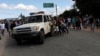 Una ambulancia traslada a heridos desde Kumarakapay en la frontera con Brasil.