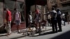 Un policía organiza una cola para comprar alimentos en La Habana. REUTERS/Alexandre Meneghini