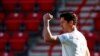 Robert Lewandowski del Bayern Múnich festeja tras anotar el primer gol del equipo en la victoria 2-0 ante Hertha Berlín en la Bundesliga, el domingo 17 de mayo de 2020. (AP Foto/Hannibal Hanschke, Pool)