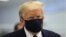 El Presidente Donald Trump viste una mascarilla protectora contra el coronavirus.
