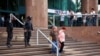 Miembros del Servicio de Inteligencia Boliviariano (SEBIN), en las afueras del edificio donde están las oficinas del presidente encargado de Venezuela, Juan Guaidó.