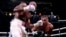 Yordenis Ugas, izquierda, pelea contra Mario Barrios en un combate el 30 de septiembre de 2023 en Las Vegas. (Foto AP/John Locher)