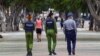 Policías caminan por la calle El Paseo del Prado en La Habana, el 15 de noviembre de 2021, día de la Marcha Cívica por el Cambio.