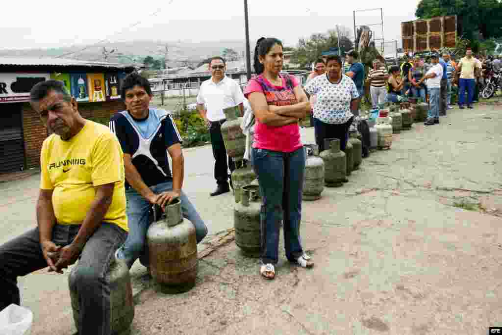 Un grupo de personas espera para poder comprar gas  en San Cristóbal.